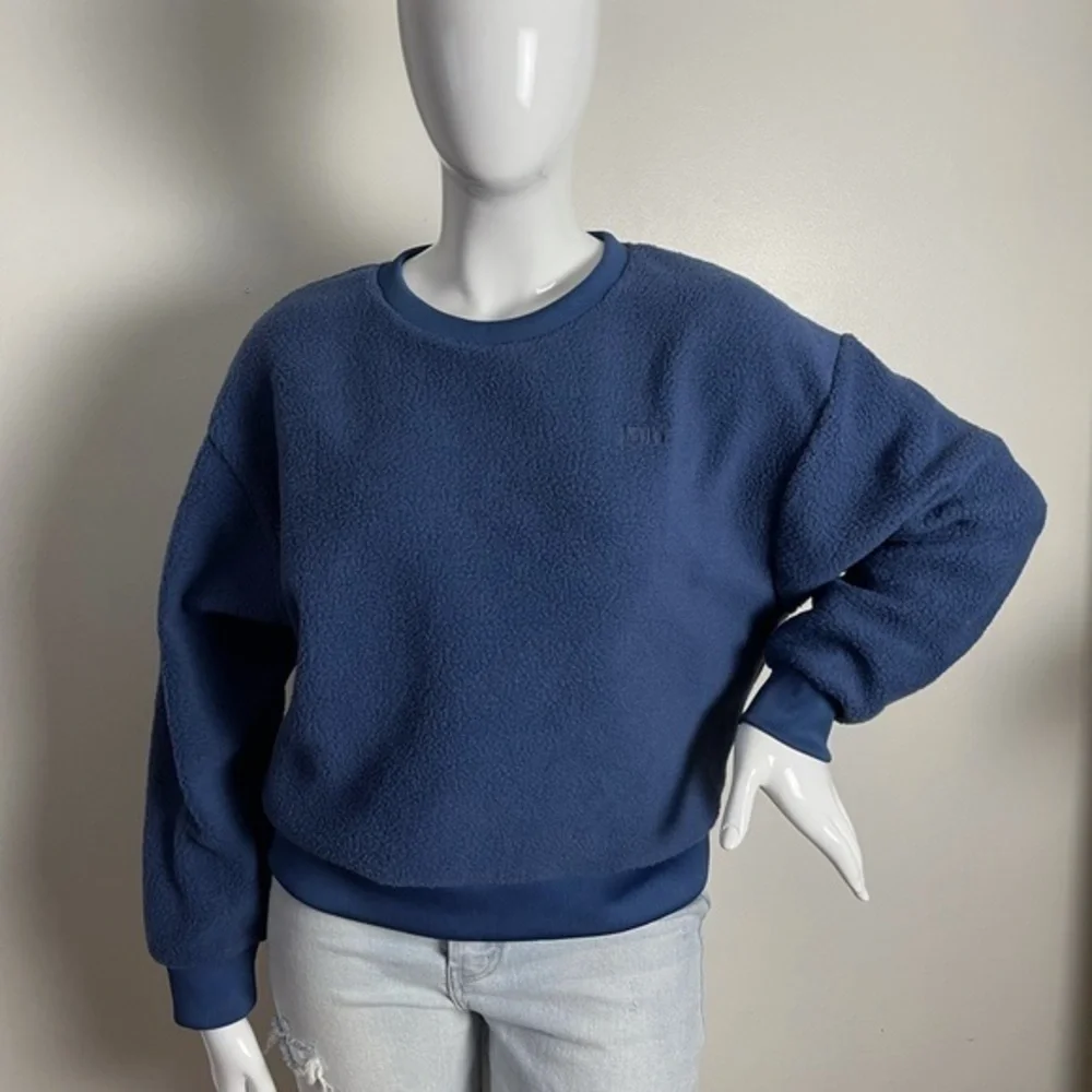 ⭐️Levi's Women's Meadow Polar Fleece Crew Sweatshirts, Blue Indigo M‎